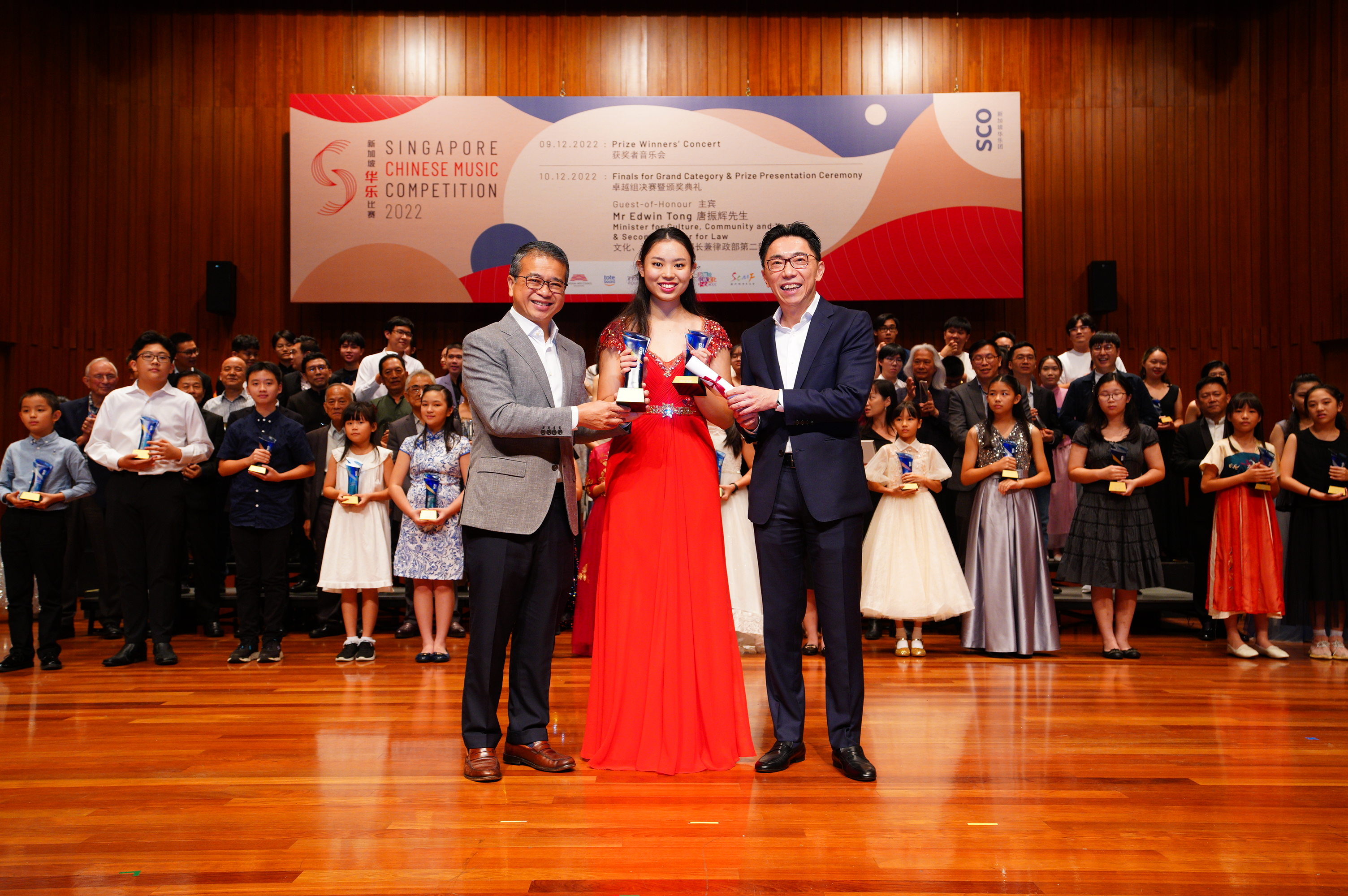 Grand_Category_Award_Champion_and_Audience_Choice_Award_Winner_Amanda_Toh_Sze_Suan_with_Minister_Edwin_Tong_and_SCO_Board_Chairman_Mr_Ng_Siew_Quan image Grand Category Award Champion and Audience Choice Award Winner Amanda Toh Sze Suan with Minister Edwin Tong and SCO Board Chairman Mr Ng Siew Quan
